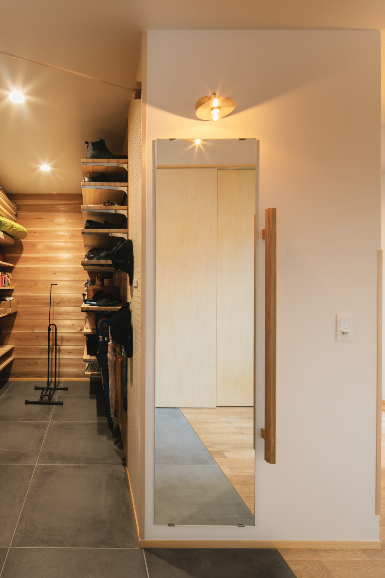 家族の靴やアウトドア用品をたっぷりしまえる大容量のシューズクローク。換気計画も万全で、UA値0.25の高性能な躯体が、収納内部の結露やカビを防ぎます。