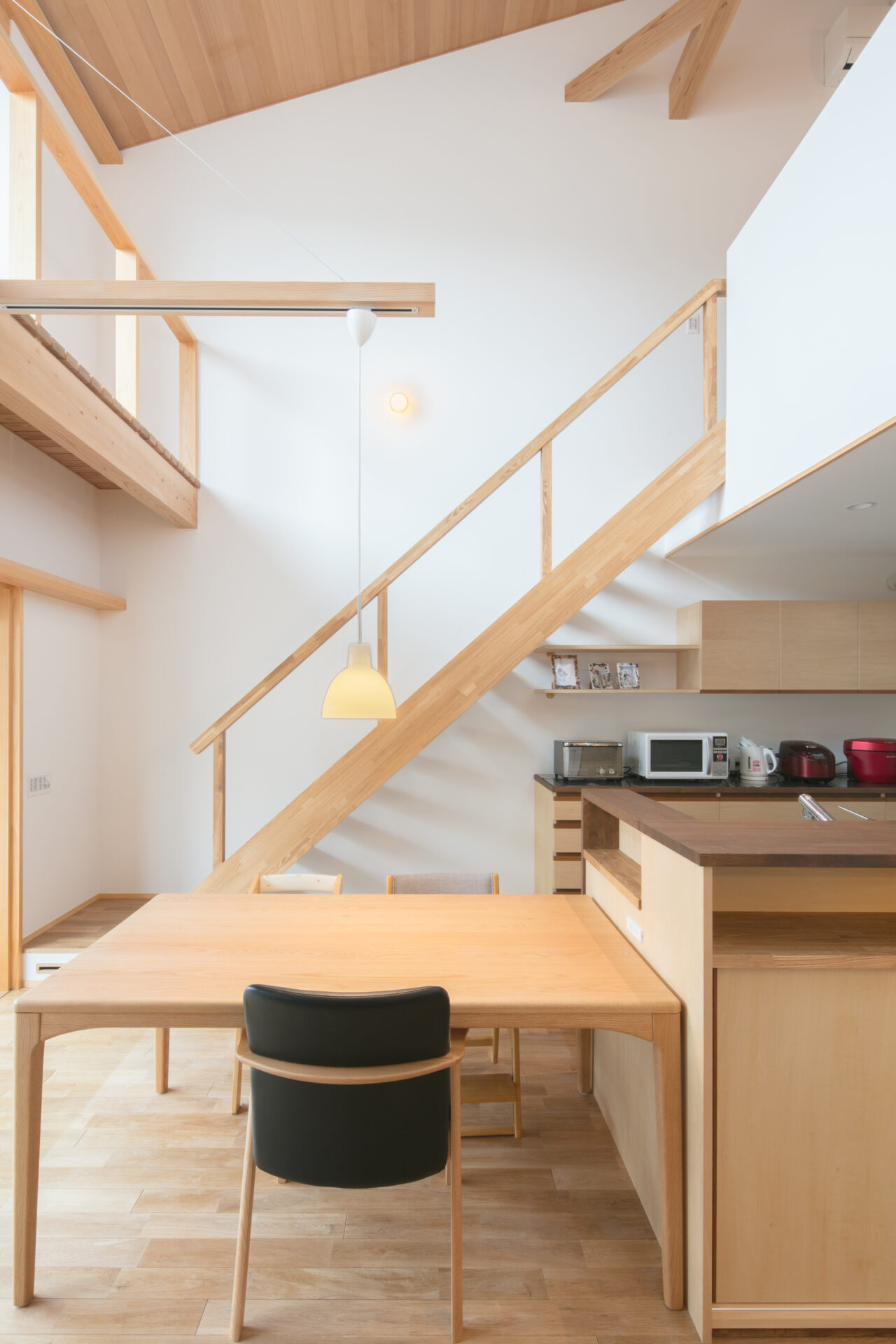 ナラの無垢床と相性の良い木製スケルトン階段。光や視線を遮らず、空間を広く見せる効果も。耐震等級3の強固な構造が、開放的なデザインを支えています。