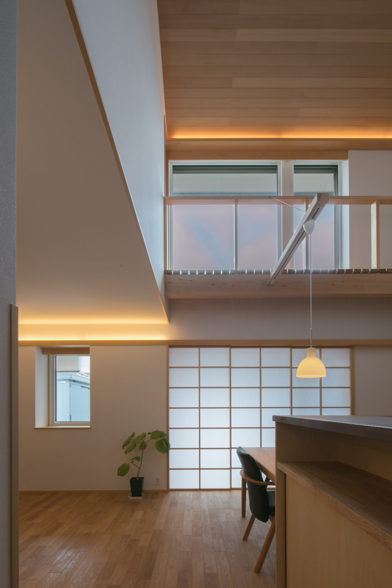 柔らかい光を拡散させる障子と、空間に奥行きを与える間接照明。パッシブデザインに基づき計算された窓配置が、四季折々の快適さを室内に届けます。