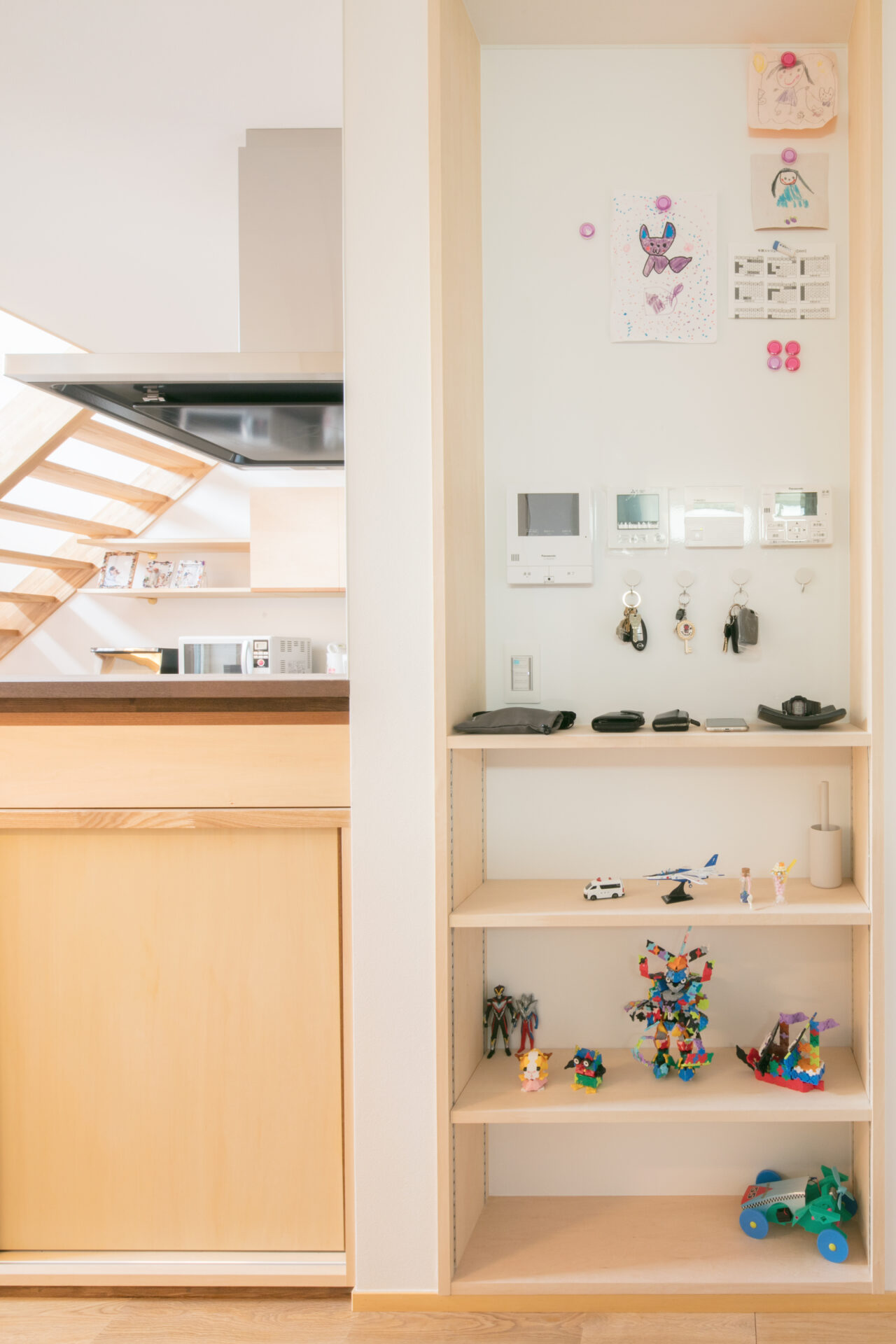 インターホンや給湯器リモコンを1ヶ所にまとめた「お家の司令塔」。マグネットがつく背面パネルや、思い出を飾れる棚など、暮らしを楽しくする工夫が詰まっています。