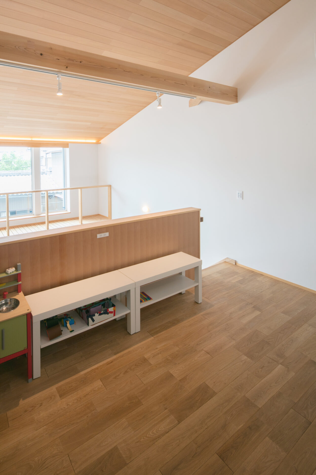 勾配天井が開放的な2階フリースペース。将来は間仕切りをして個室にもできる可変性のある間取り。**断熱等級7（HEAT20 G3）**の性能なら、屋根に近い2階でも夏の暑さを感じません。